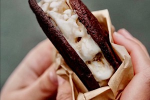 Unser Ice Cream Sandwich: zwei verführerische Double Choc Cookies umhüllen ganz liebevoll eure Lieblingseiscreme
