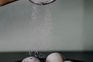 Unsere Ice Cream Mochis in drei leckeren Sorte: dunkle Schokolade, salziges Karamell und Matcha.