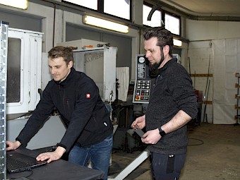 Jannik Knabe (links) und Hendrik Nagel bei der Arbeit in ihrer Werkstatt.